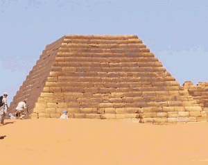 En mindre pyramide i meroë